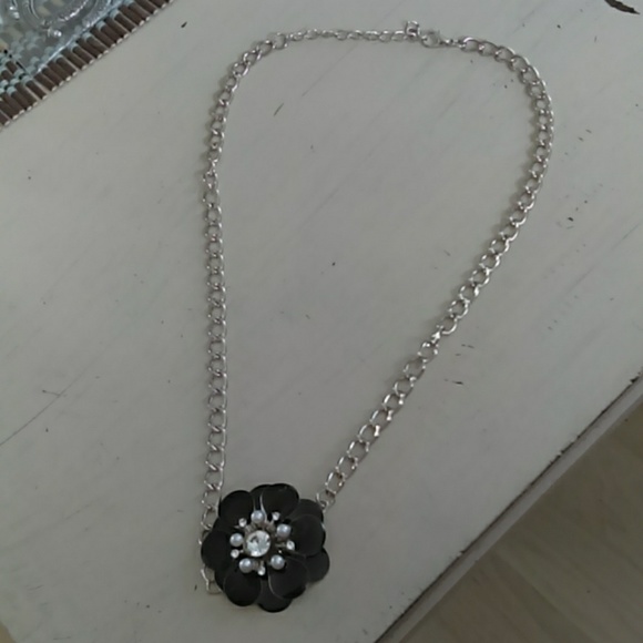 Flower short necklace - Picture 2 of 2
